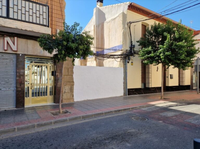 El Ayuntamiento de Rafal ha adquirido un terreno sin edificar situado en la calle Mayor de la localidad, una actuación que permitirá en el futuro conectar esta vía con la calle Miguel de Cervantes mediante un nuevo espacio de tránsito peatonal.